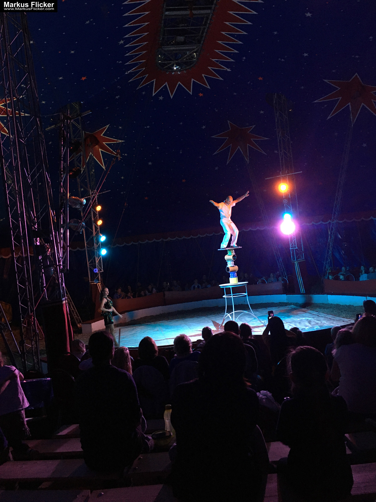 Der Zirkus ist in der Stadt. Fotografieren einer Vorstellung mit dem Smartphone