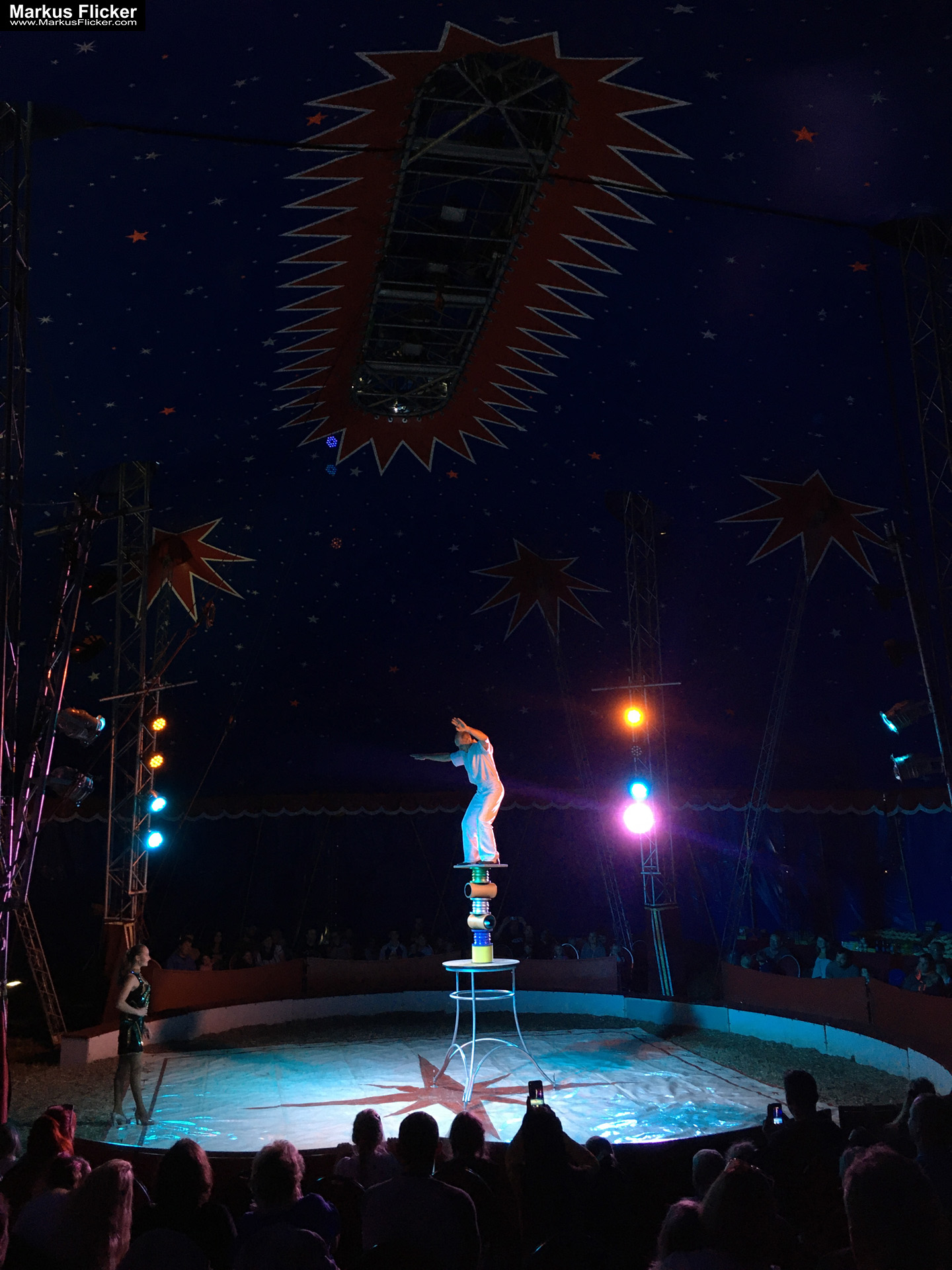 Der Zirkus ist in der Stadt. Fotografieren einer Vorstellung mit dem Smartphone