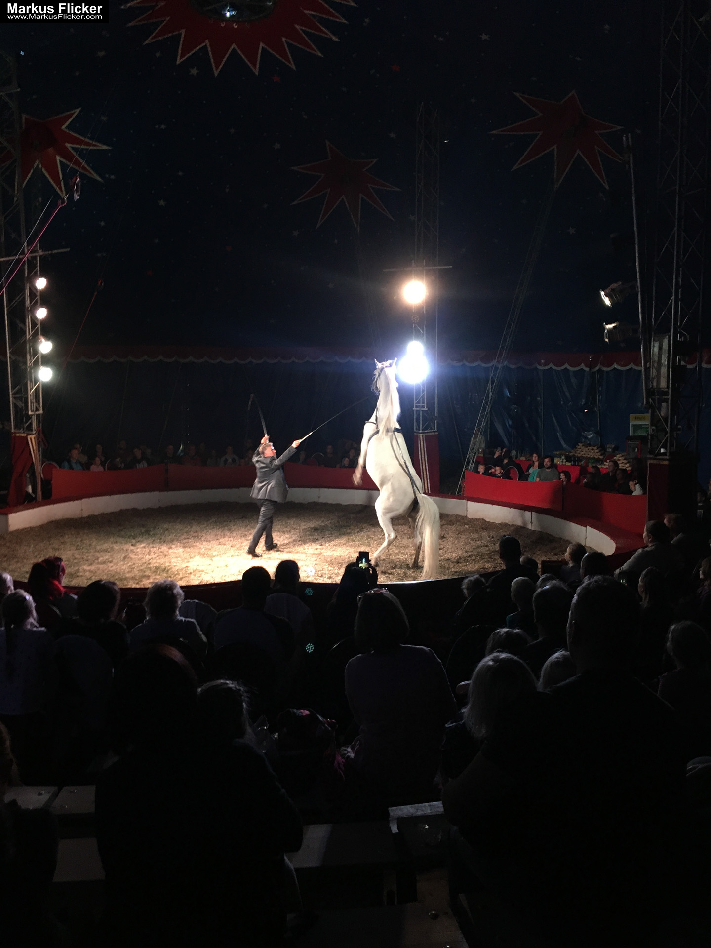 Der Zirkus ist in der Stadt. Fotografieren einer Vorstellung mit dem Smartphone