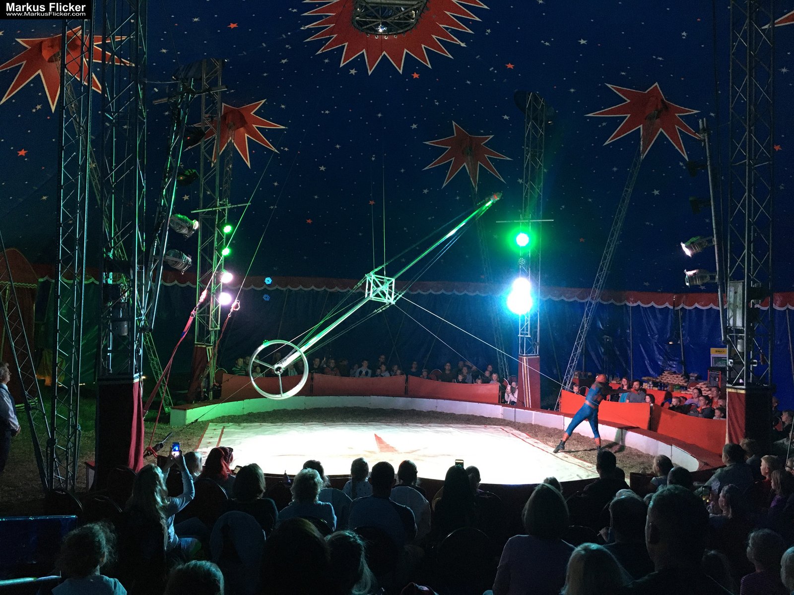 Der Zirkus ist in der Stadt. Fotografieren einer Vorstellung mit dem Smartphone