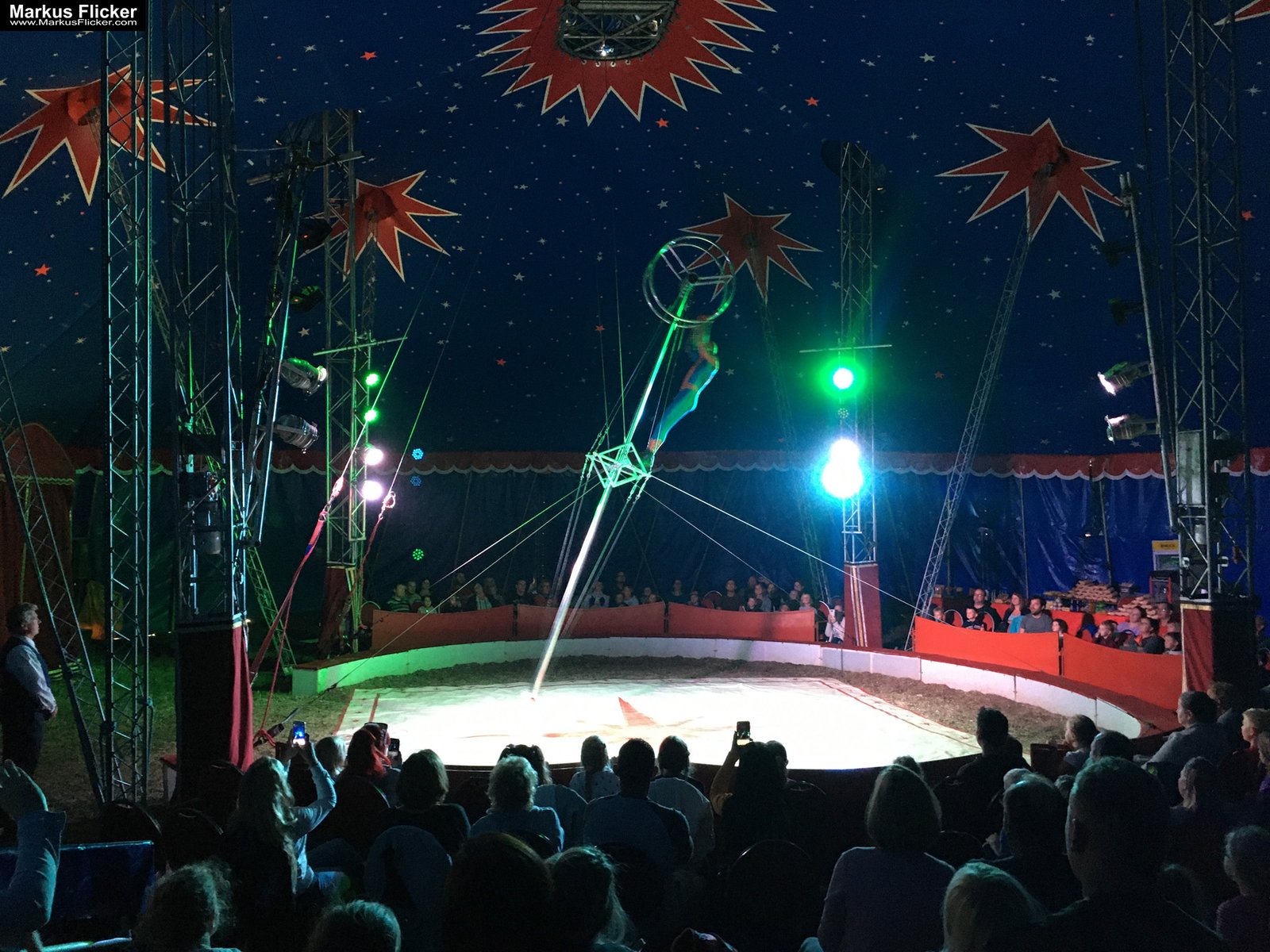 Der Zirkus ist in der Stadt. Fotografieren einer Vorstellung mit dem Smartphone
