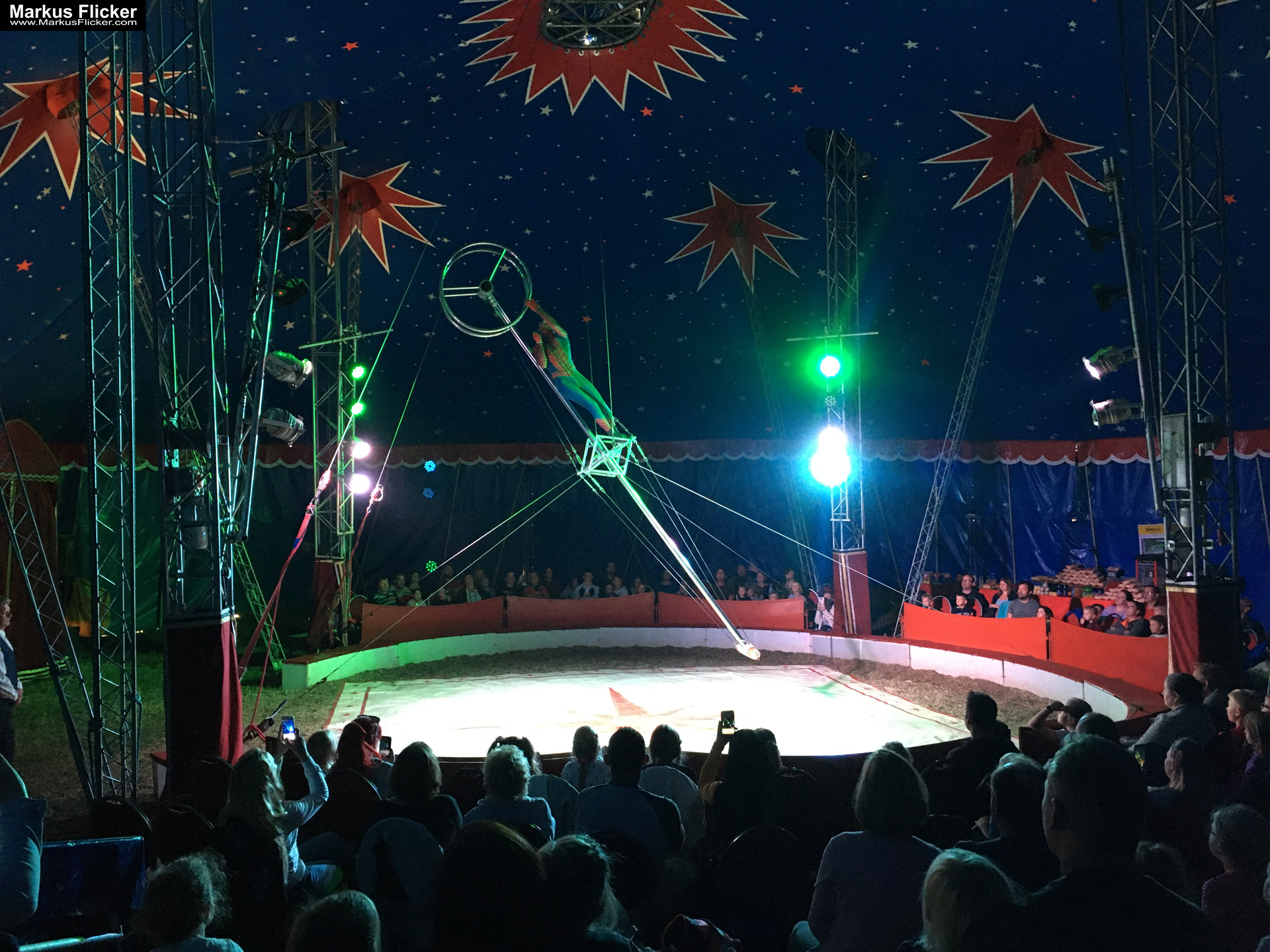 Der Zirkus ist in der Stadt. Fotografieren einer Vorstellung mit dem Smartphone