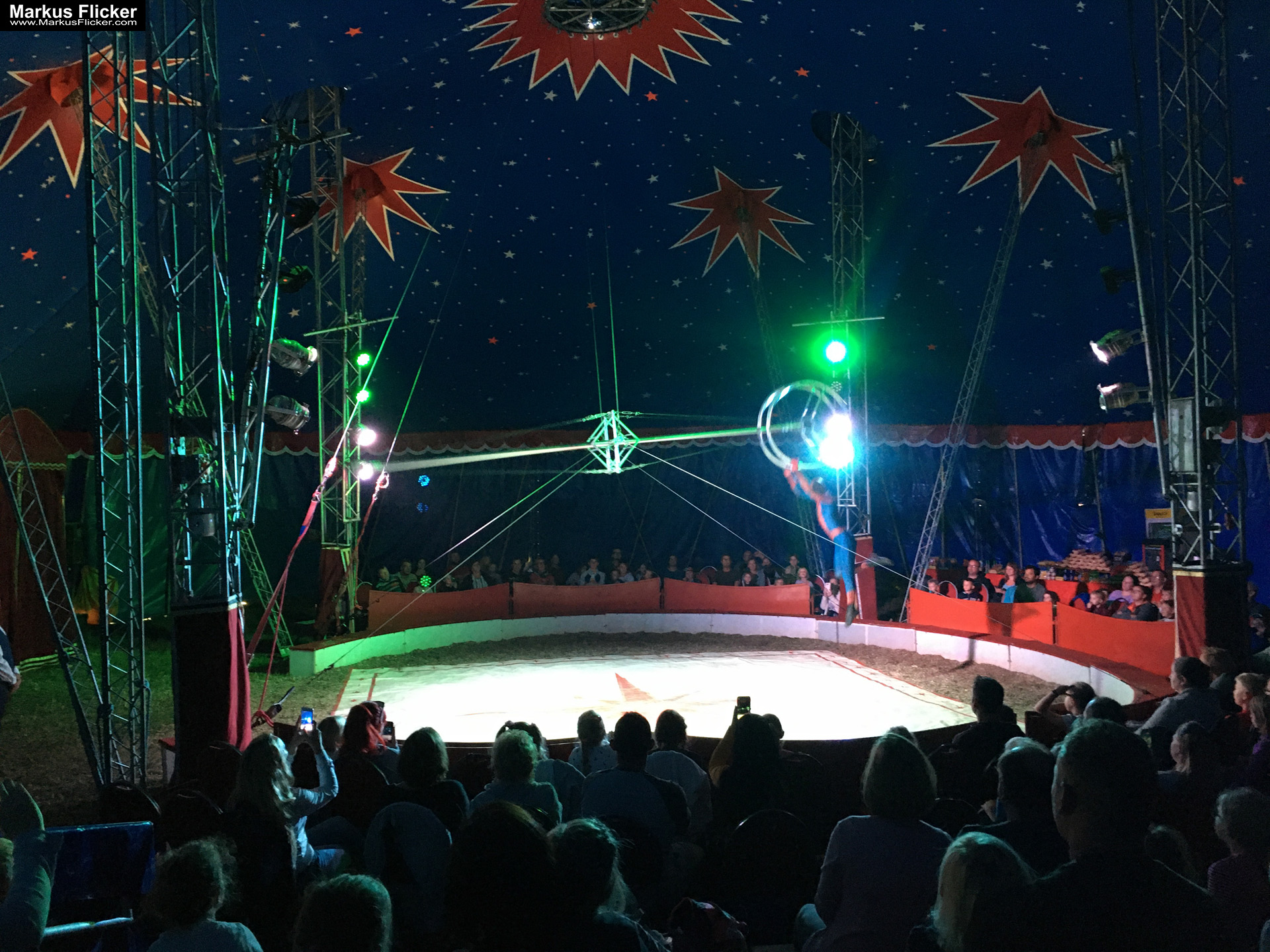 Der Zirkus ist in der Stadt. Fotografieren einer Vorstellung mit dem Smartphone