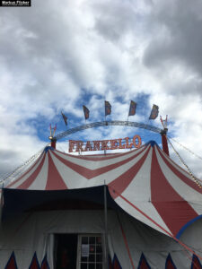 Der Zirkus ist in der Stadt. Fotografieren einer Vorstellung mit dem Smartphone