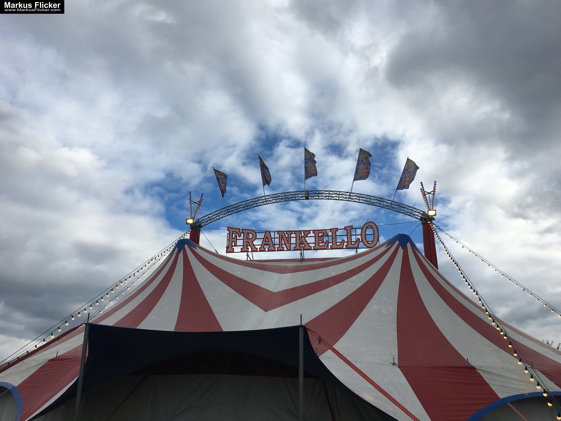 Der Zirkus ist in der Stadt. Fotografieren einer Vorstellung mit dem Smartphone