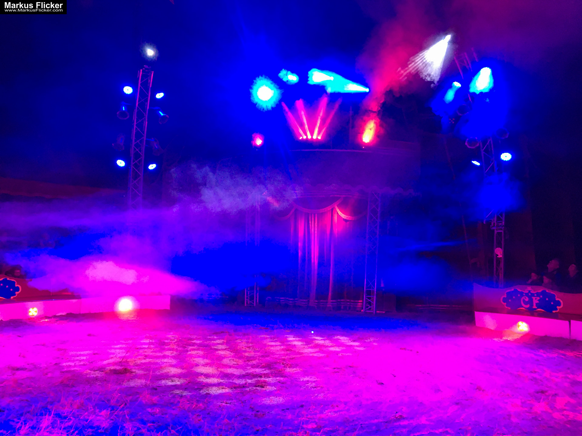 Der Zirkus ist in der Stadt. Fotografieren einer Vorstellung mit dem Smartphone