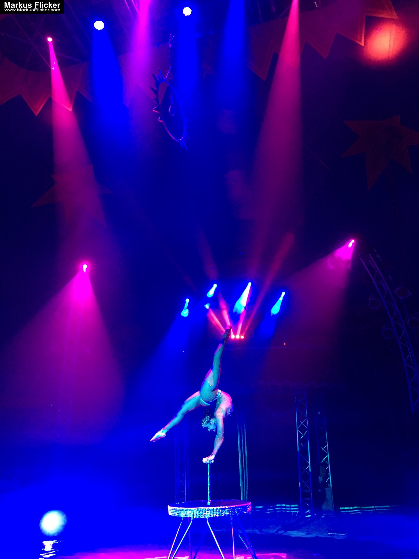 Der Zirkus ist in der Stadt. Fotografieren einer Vorstellung mit dem Smartphone
