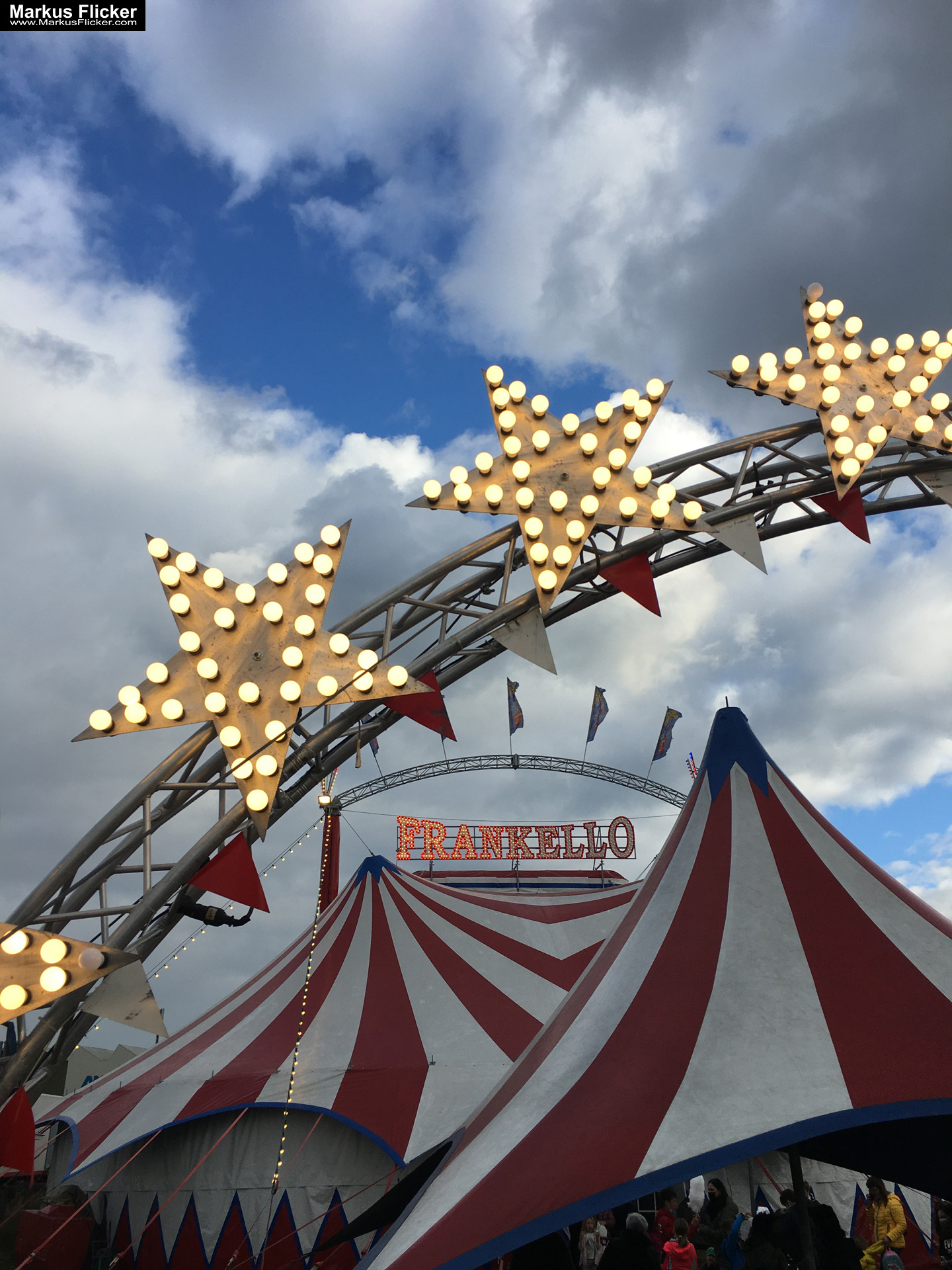 Der Zirkus ist in der Stadt. Fotografieren einer Vorstellung mit dem Smartphone