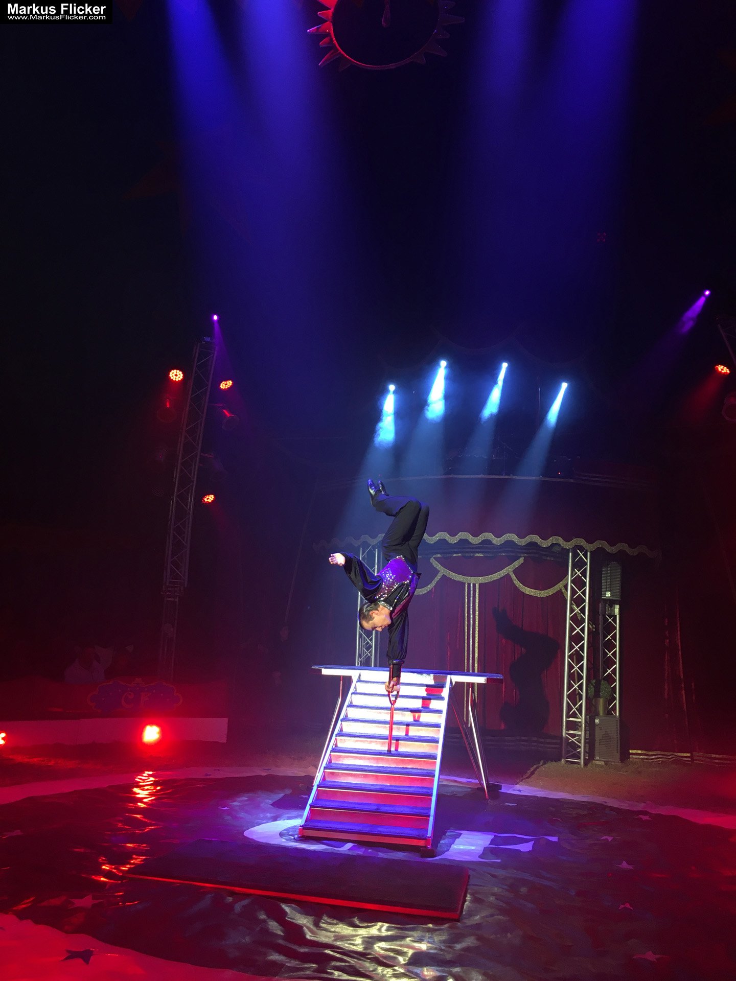 Der Zirkus ist in der Stadt. Fotografieren einer Vorstellung mit dem Smartphone