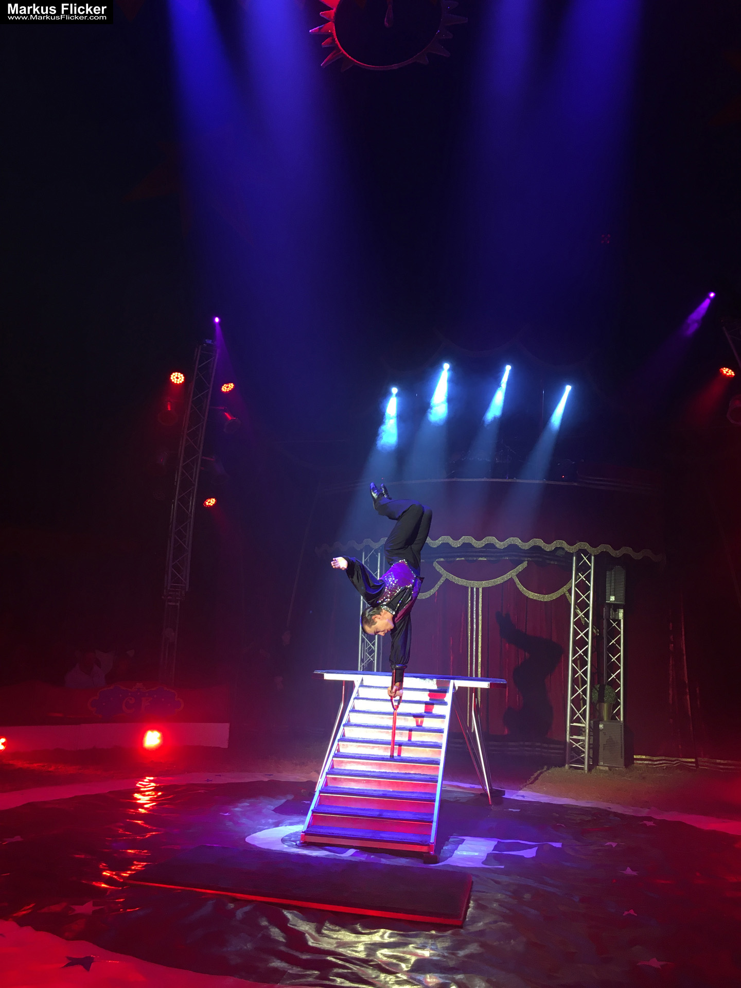 Der Zirkus ist in der Stadt. Fotografieren einer Vorstellung mit dem Smartphone