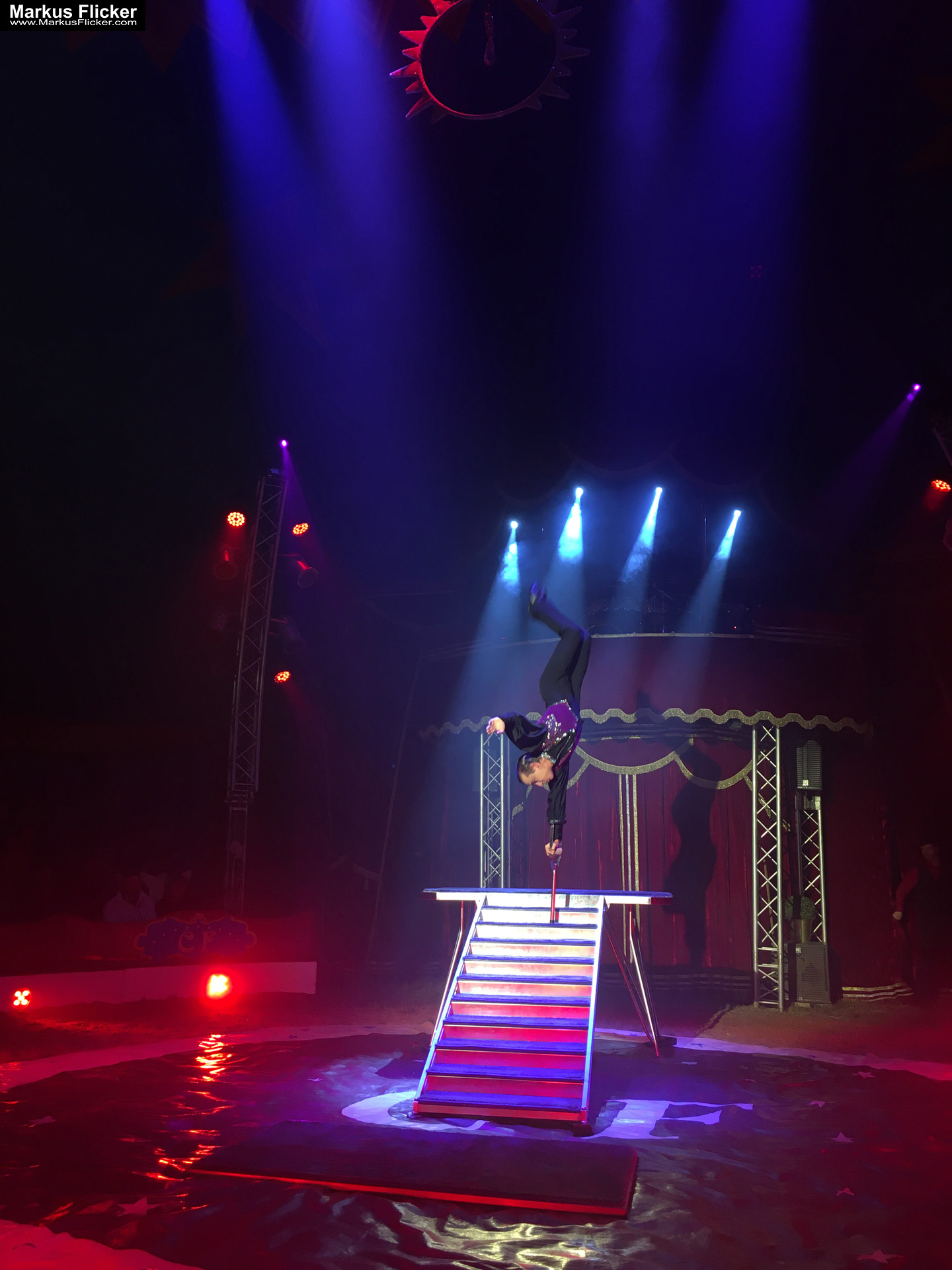 Der Zirkus ist in der Stadt. Fotografieren einer Vorstellung mit dem Smartphone