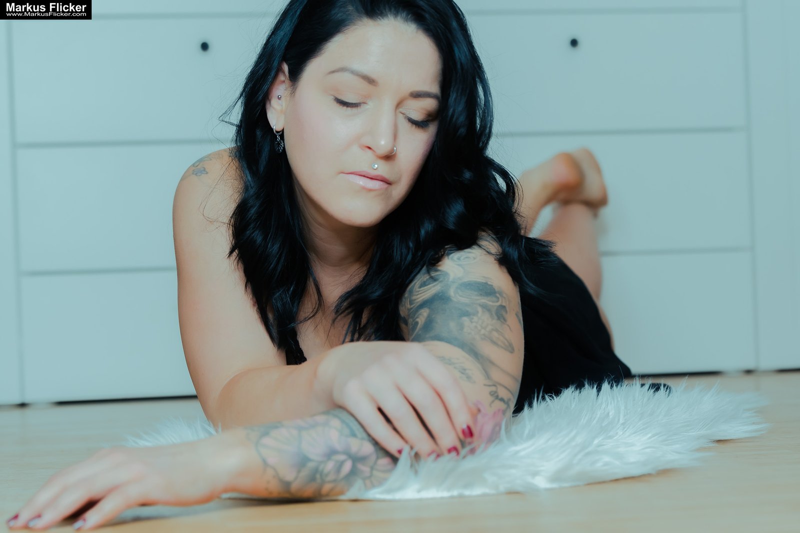 Dessous Homeshooting Female Tattoo Model Elisa Lingerie Fotoshooting in der Wohnung