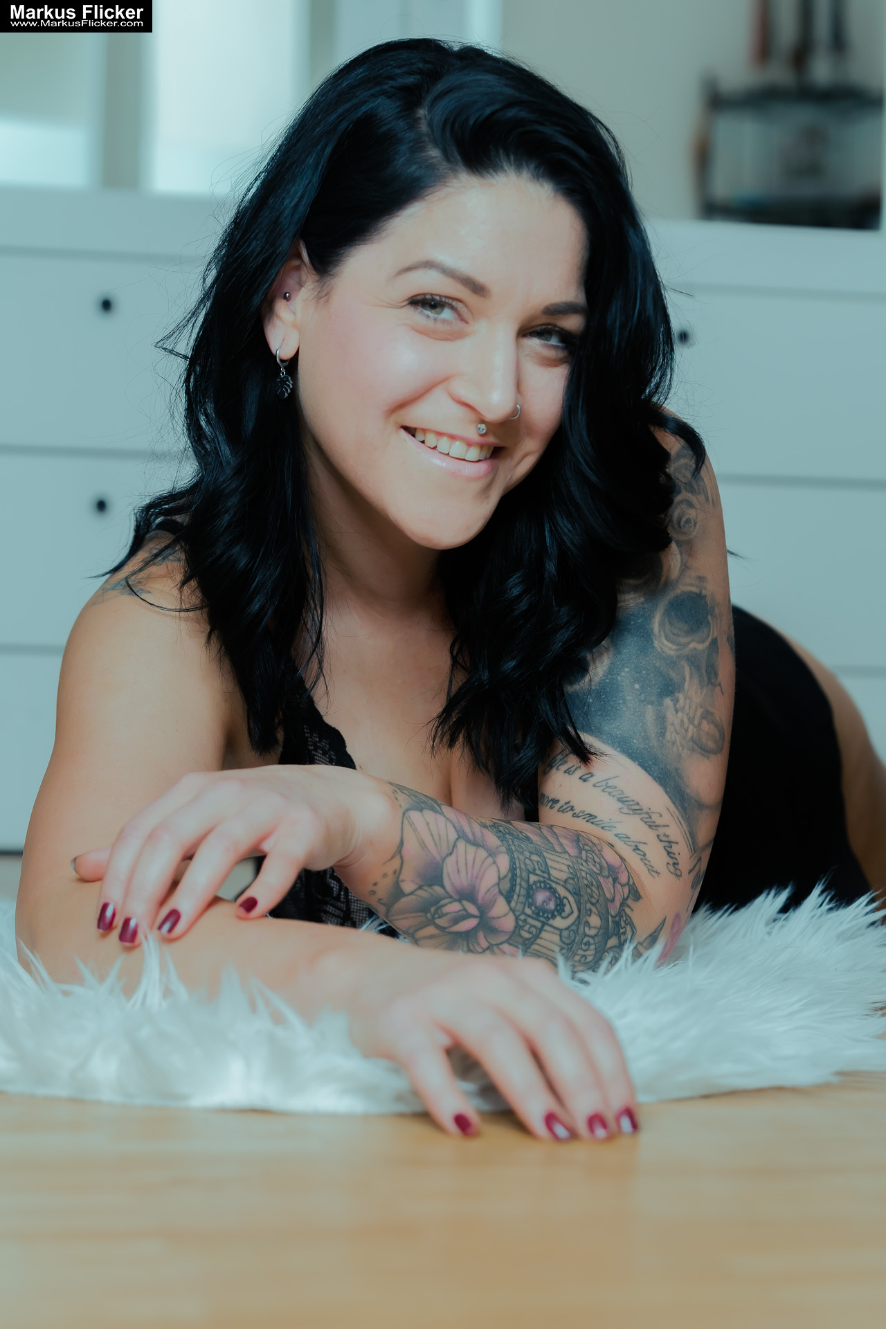 Dessous Homeshooting Female Tattoo Model Elisa Lingerie Fotoshooting in der Wohnung