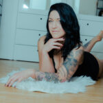 Dessous Homeshooting Female Tattoo Model Elisa Lingerie Fotoshooting in der Wohnung