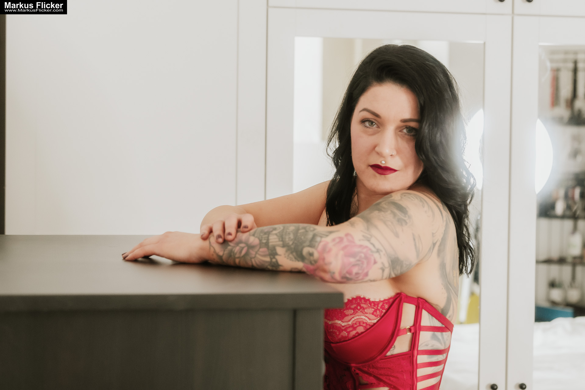Dessous Homeshooting Female Tattoo Model Elisa Lingerie Fotoshooting in der Wohnung inkl. 20 Fototipps