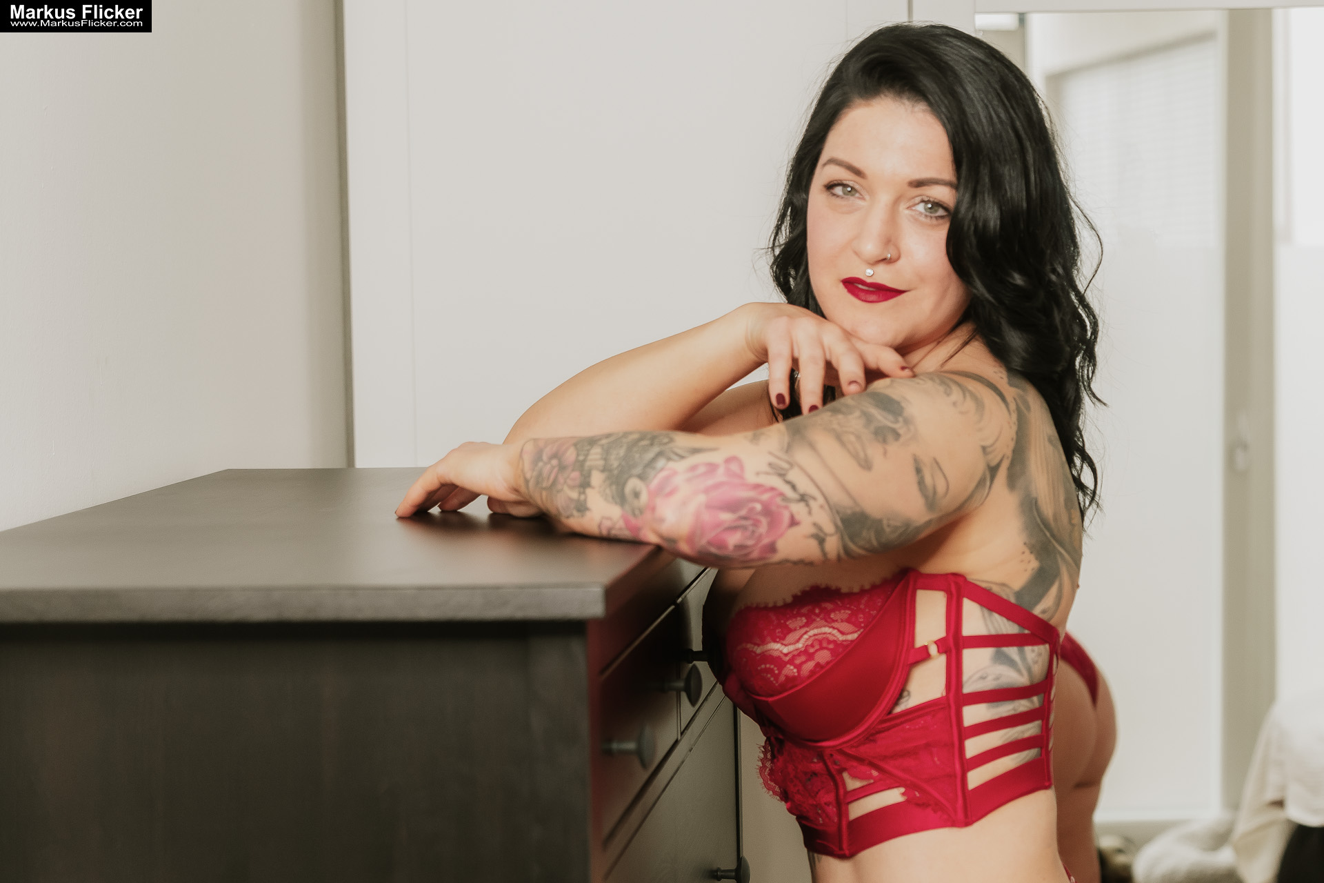 Dessous Homeshooting Female Tattoo Model Elisa Lingerie Fotoshooting in der Wohnung inkl. 20 Fototipps