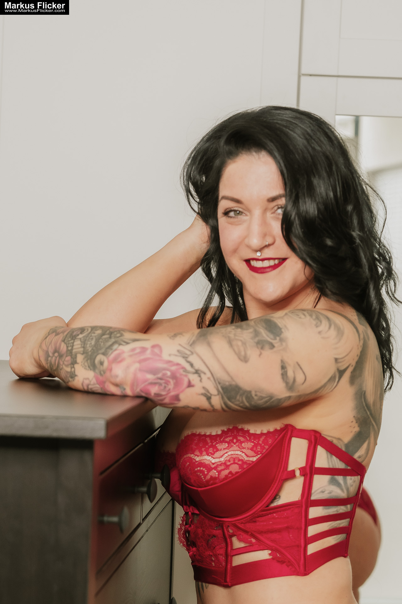 Dessous Homeshooting Female Tattoo Model Elisa Lingerie Fotoshooting in der Wohnung inkl. 20 Fototipps