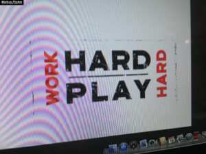 Tattoo Work Hard! Play Hard! Arbeite an deinen Zielen und genieße das Leben.
