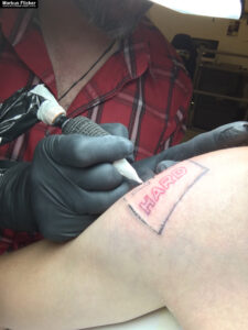 Tattoo Work Hard! Play Hard! Arbeite an deinen Zielen und genieße das Leben.