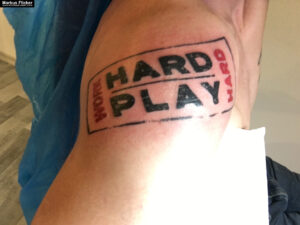 Tattoo Work Hard! Play Hard! Arbeite an deinen Zielen und genieße das Leben.