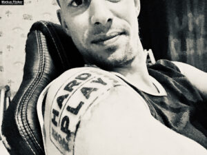 Tattoo Work Hard! Play Hard! Arbeite an deinen Zielen und genieße das Leben.