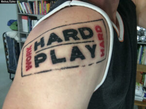 Tattoo Work Hard! Play Hard! Arbeite an deinen Zielen und genieße das Leben.