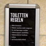 Toiletten Regeln auf der Autobahn Raststation kurz vor Bratislava 🤣 Lachen beim Reisen.... Lachen ist eine universelle Sprache, die Menschen auf der ganzen Welt verbindet, und das Reisen bietet oft eine großartige Gelegenheit, humorvolle und unerwartete Momente zu erleben. Eine solche Gelegenheit kann sich auf Autobahnraststationen bieten, insbesondere wenn man kurz vor Bratislava, der Hauptstadt der Slowakei, unterwegs ist. Hier sind einige humorvolle Toilettenregeln, die an einer solchen Raststation für Lächeln sorgen könnten. Markus Flicker Fotograf Videograf Content Creator Autor