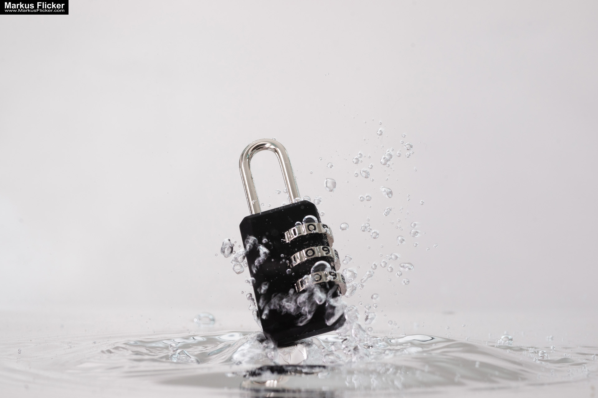 Produktfoto Fotografie Water Splash Photo Shoot Product Photography Produktfoto Werbefoto Gegenstände, Objekte und Produkte Duschgel Engergy Drink Früchte Obst Kiwi Himbeere