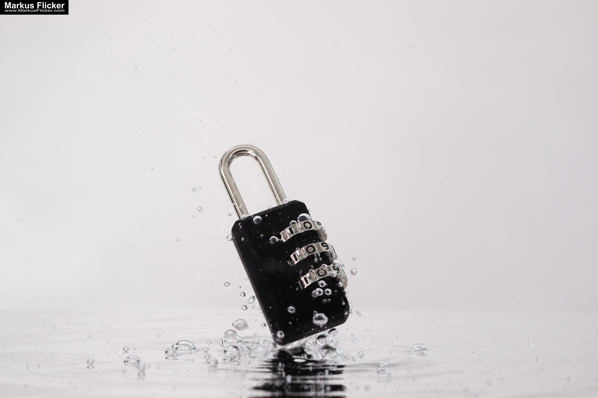 Produktfoto Fotografie Water Splash Photo Shoot Product Photography Produktfoto Werbefoto Gegenstände, Objekte und Produkte Duschgel Engergy Drink Früchte Obst Kiwi Himbeere