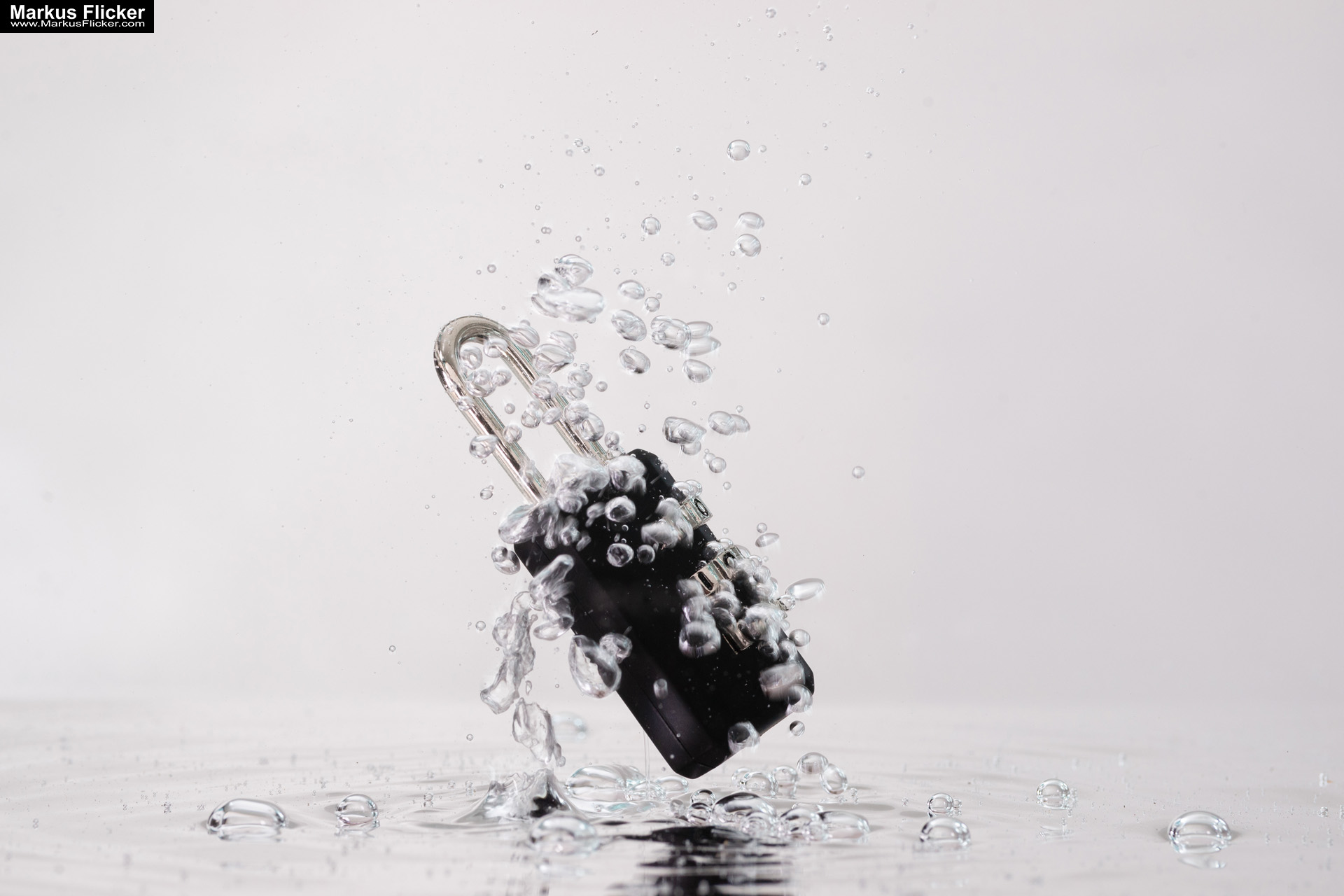 Produktfoto Fotografie Water Splash Photo Shoot Product Photography Produktfoto Werbefoto Gegenstände, Objekte und Produkte Duschgel Engergy Drink Früchte Obst Kiwi Himbeere