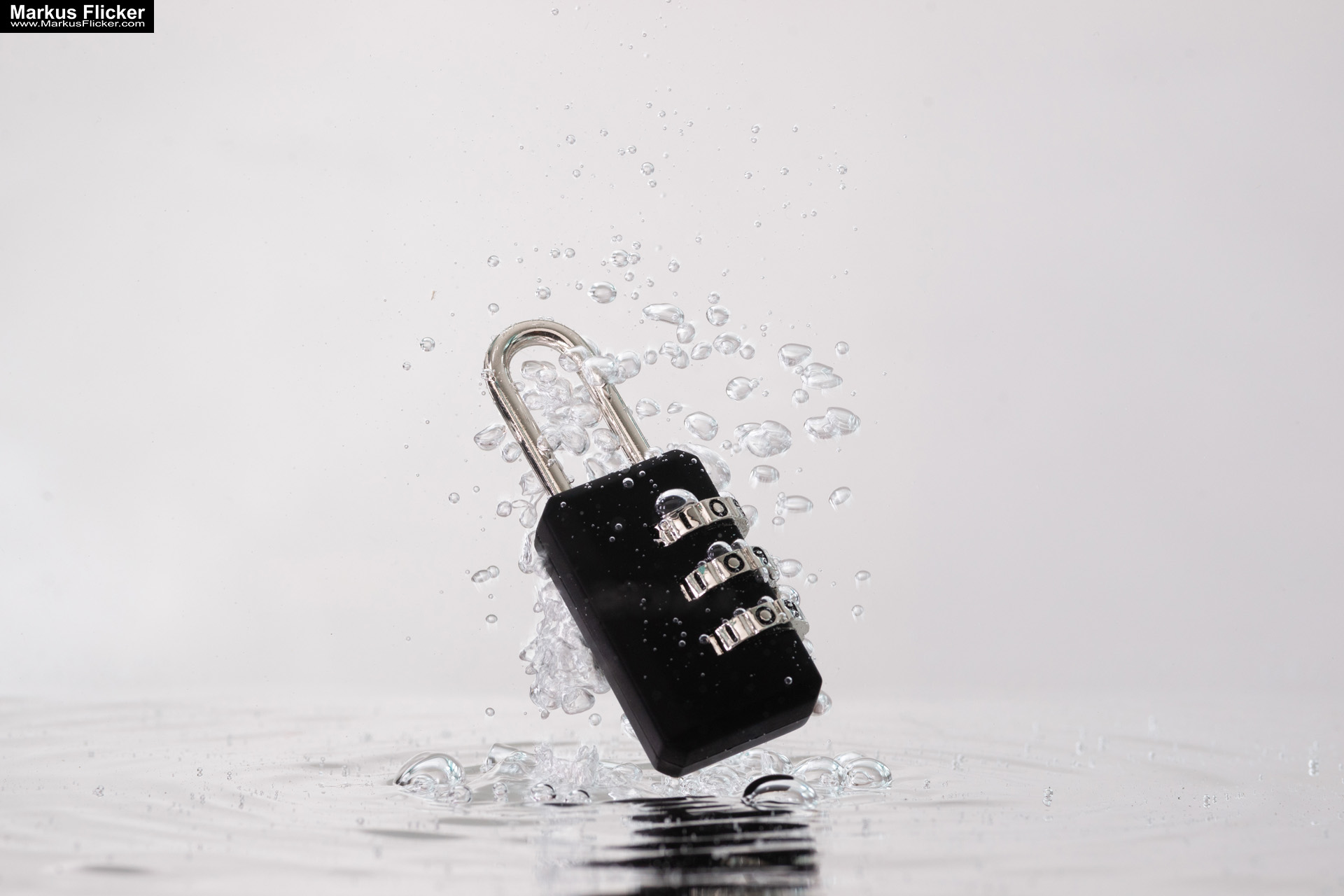 Produktfoto Fotografie Water Splash Photo Shoot Product Photography Produktfoto Werbefoto Gegenstände, Objekte und Produkte Duschgel Engergy Drink Früchte Obst Kiwi Himbeere