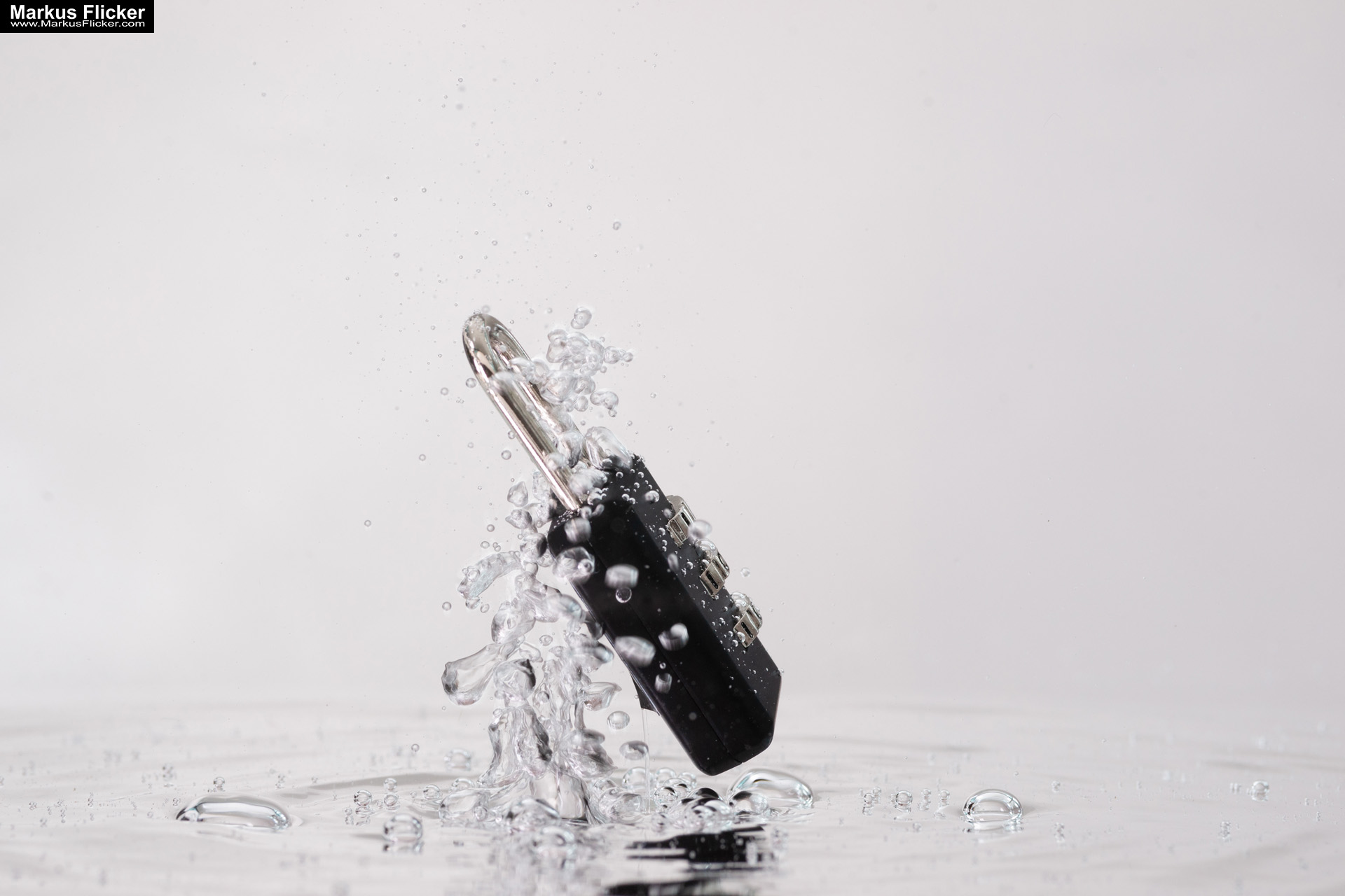 Produktfoto Fotografie Water Splash Photo Shoot Product Photography Produktfoto Werbefoto Gegenstände, Objekte und Produkte Duschgel Engergy Drink Früchte Obst Kiwi Himbeere