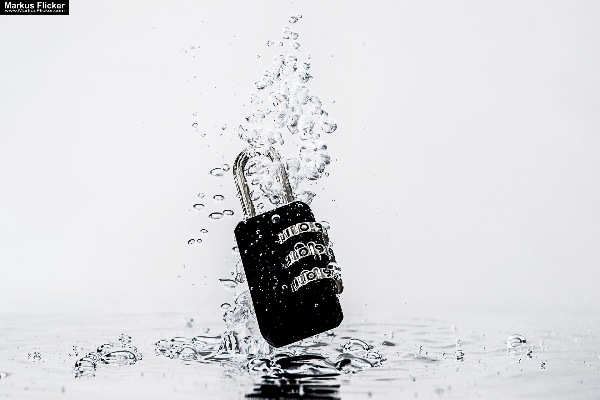 Produktfoto Fotografie Water Splash Photo Shoot Product Photography Produktfoto Werbefoto Gegenstände, Objekte und Produkte Duschgel Engergy Drink Früchte Obst Kiwi Himbeere