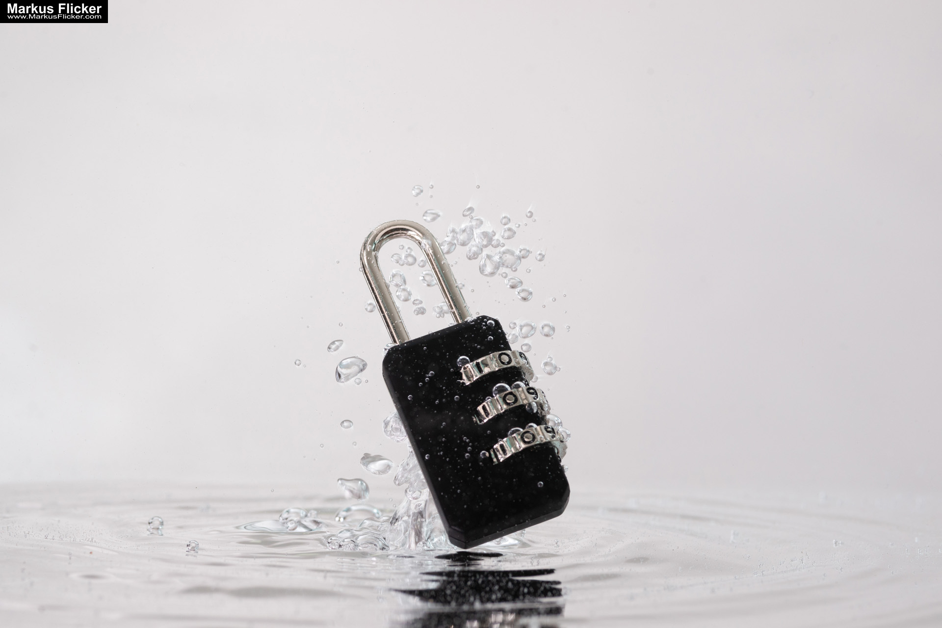 Produktfoto Fotografie Water Splash Photo Shoot Product Photography Produktfoto Werbefoto Gegenstände, Objekte und Produkte Duschgel Engergy Drink Früchte Obst Kiwi Himbeere