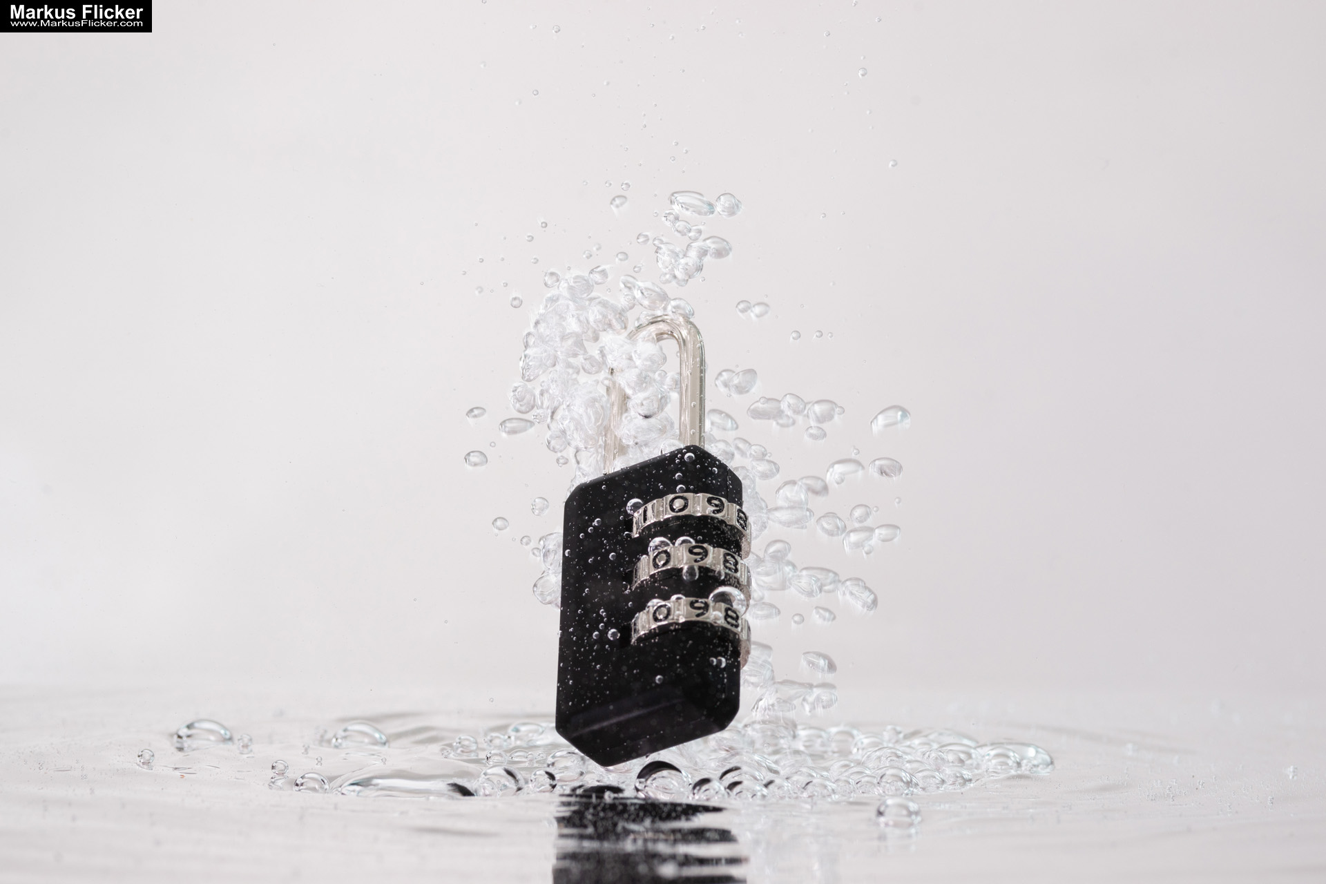 Produktfoto Fotografie Water Splash Photo Shoot Product Photography Produktfoto Werbefoto Gegenstände, Objekte und Produkte Duschgel Engergy Drink Früchte Obst Kiwi Himbeere