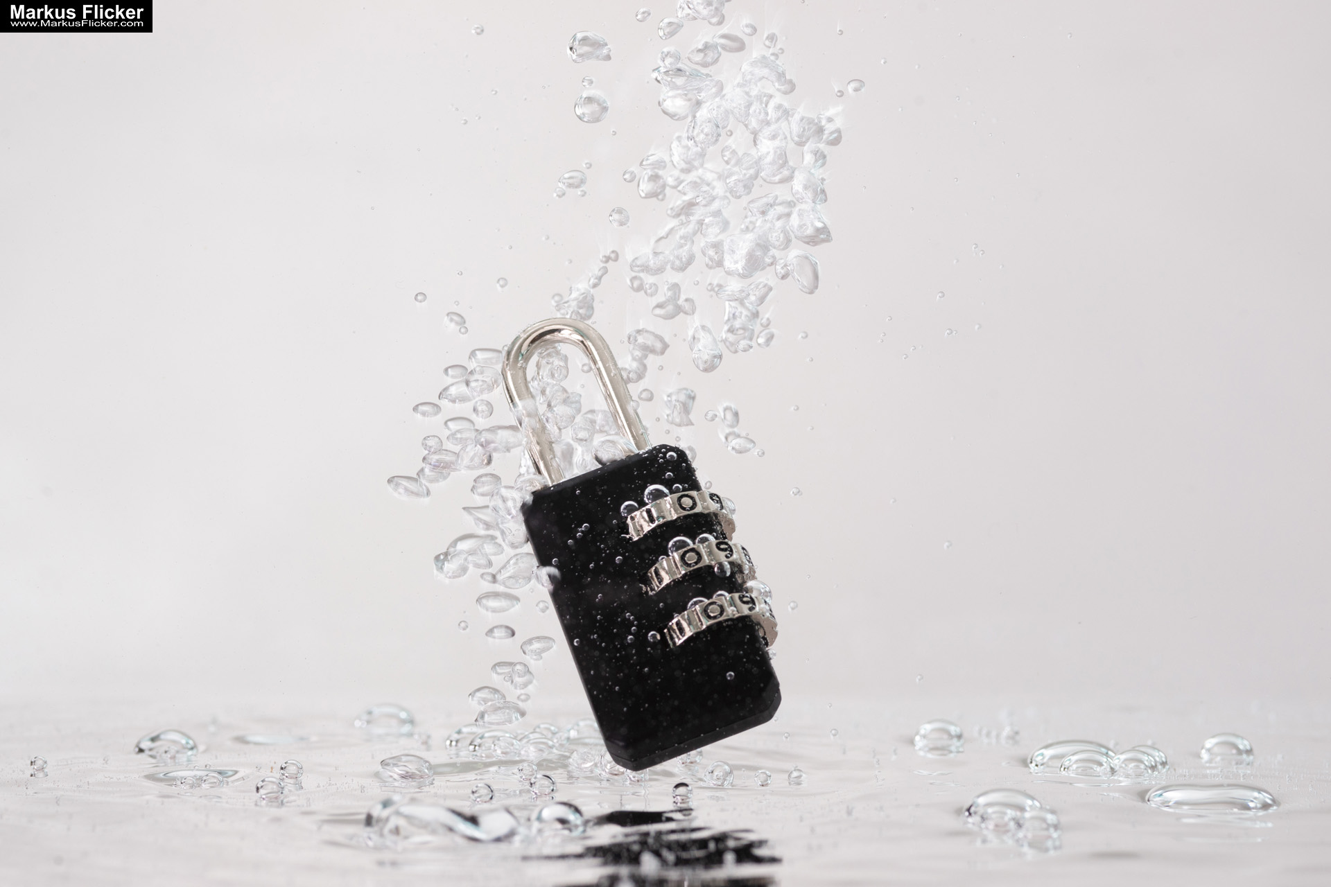 Produktfoto Fotografie Water Splash Photo Shoot Product Photography Produktfoto Werbefoto Gegenstände, Objekte und Produkte Duschgel Engergy Drink Früchte Obst Kiwi Himbeere