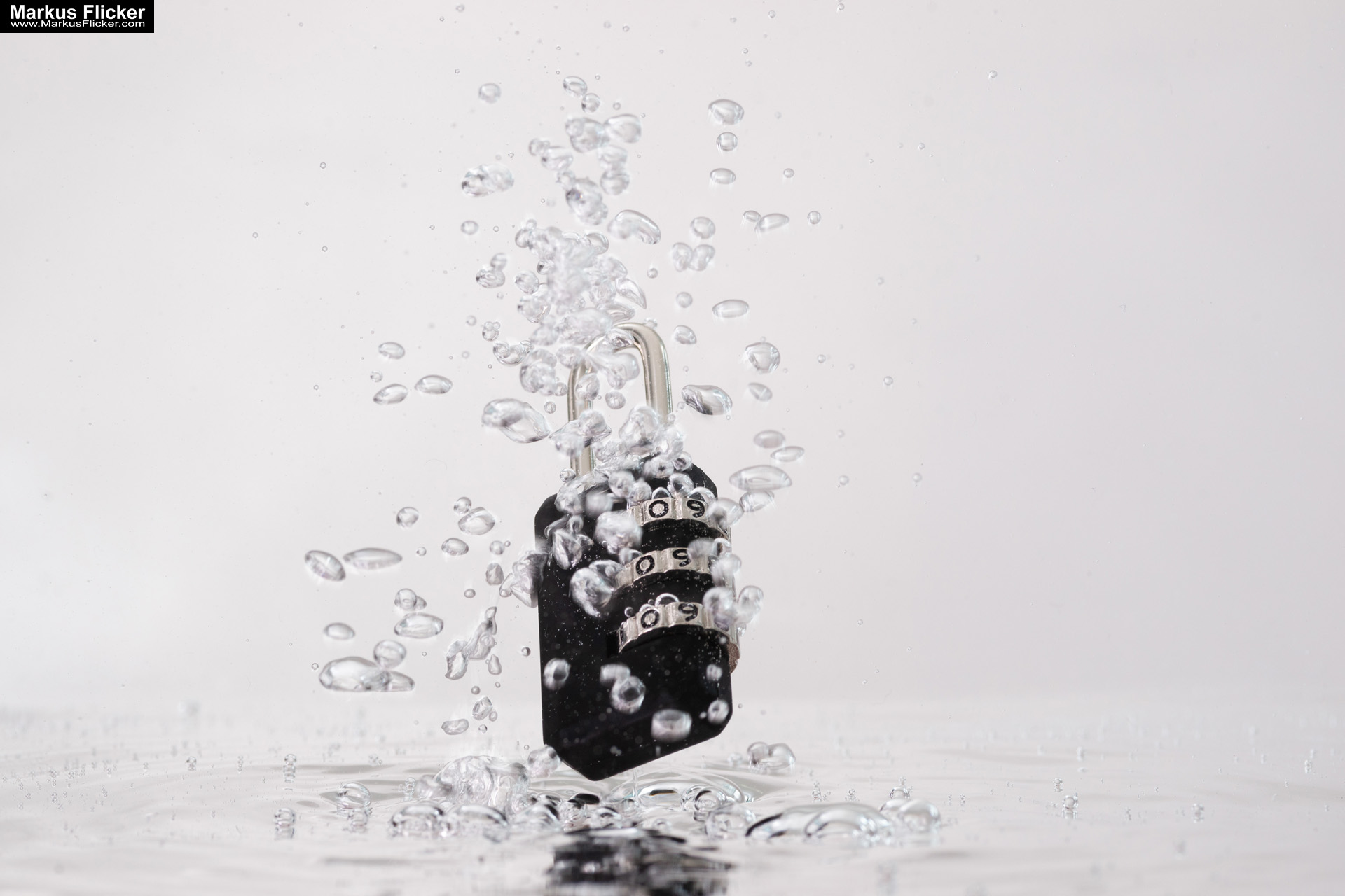 Produktfoto Fotografie Water Splash Photo Shoot Product Photography Produktfoto Werbefoto Gegenstände, Objekte und Produkte Duschgel Engergy Drink Früchte Obst Kiwi Himbeere