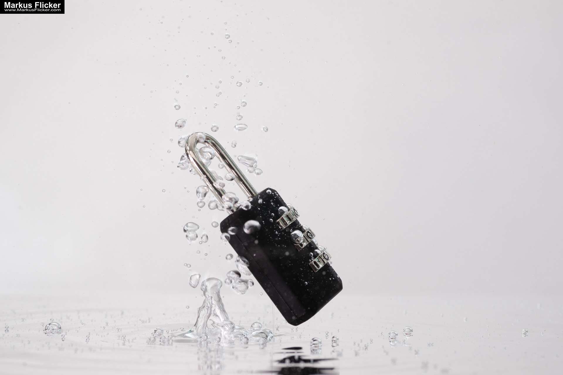 Produktfoto Fotografie Water Splash Photo Shoot Product Photography Produktfoto Werbefoto Gegenstände, Objekte und Produkte Duschgel Engergy Drink Früchte Obst Kiwi Himbeere