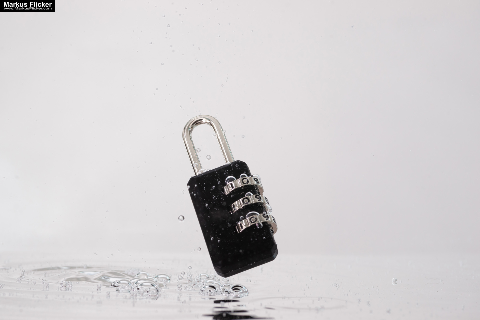 Produktfoto Fotografie Water Splash Photo Shoot Product Photography Produktfoto Werbefoto Gegenstände, Objekte und Produkte Duschgel Engergy Drink Früchte Obst Kiwi Himbeere