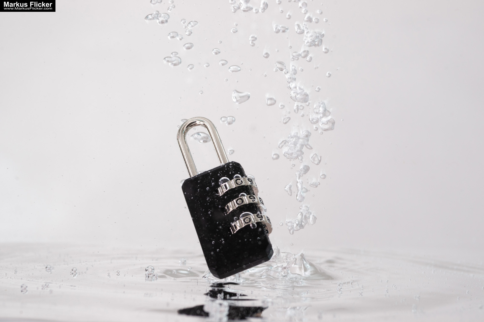 Produktfoto Fotografie Water Splash Photo Shoot Product Photography Produktfoto Werbefoto Gegenstände, Objekte und Produkte Duschgel Engergy Drink Früchte Obst Kiwi Himbeere