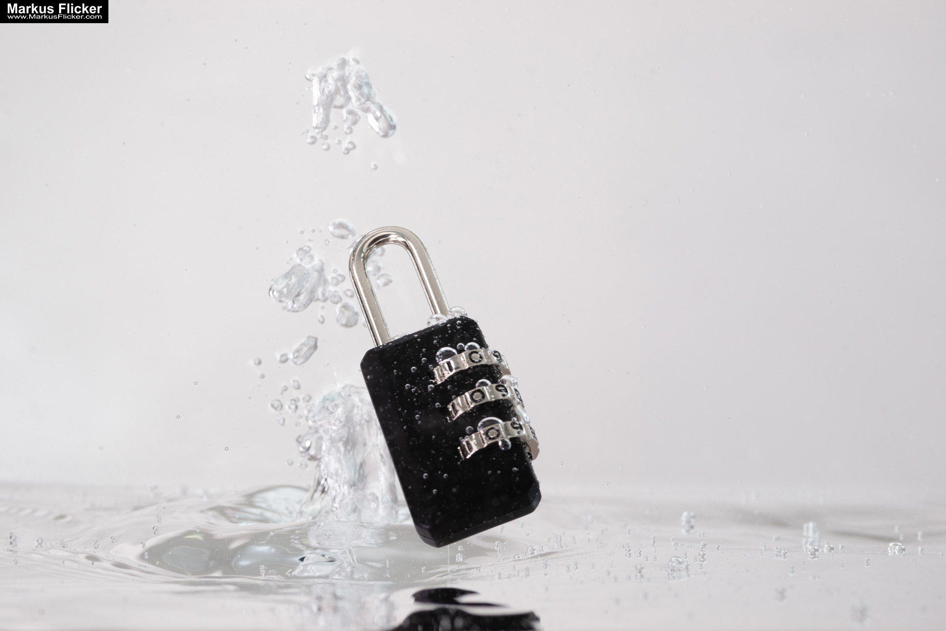 Produktfoto Fotografie Water Splash Photo Shoot Product Photography Produktfoto Werbefoto Gegenstände, Objekte und Produkte Duschgel Engergy Drink Früchte Obst Kiwi Himbeere