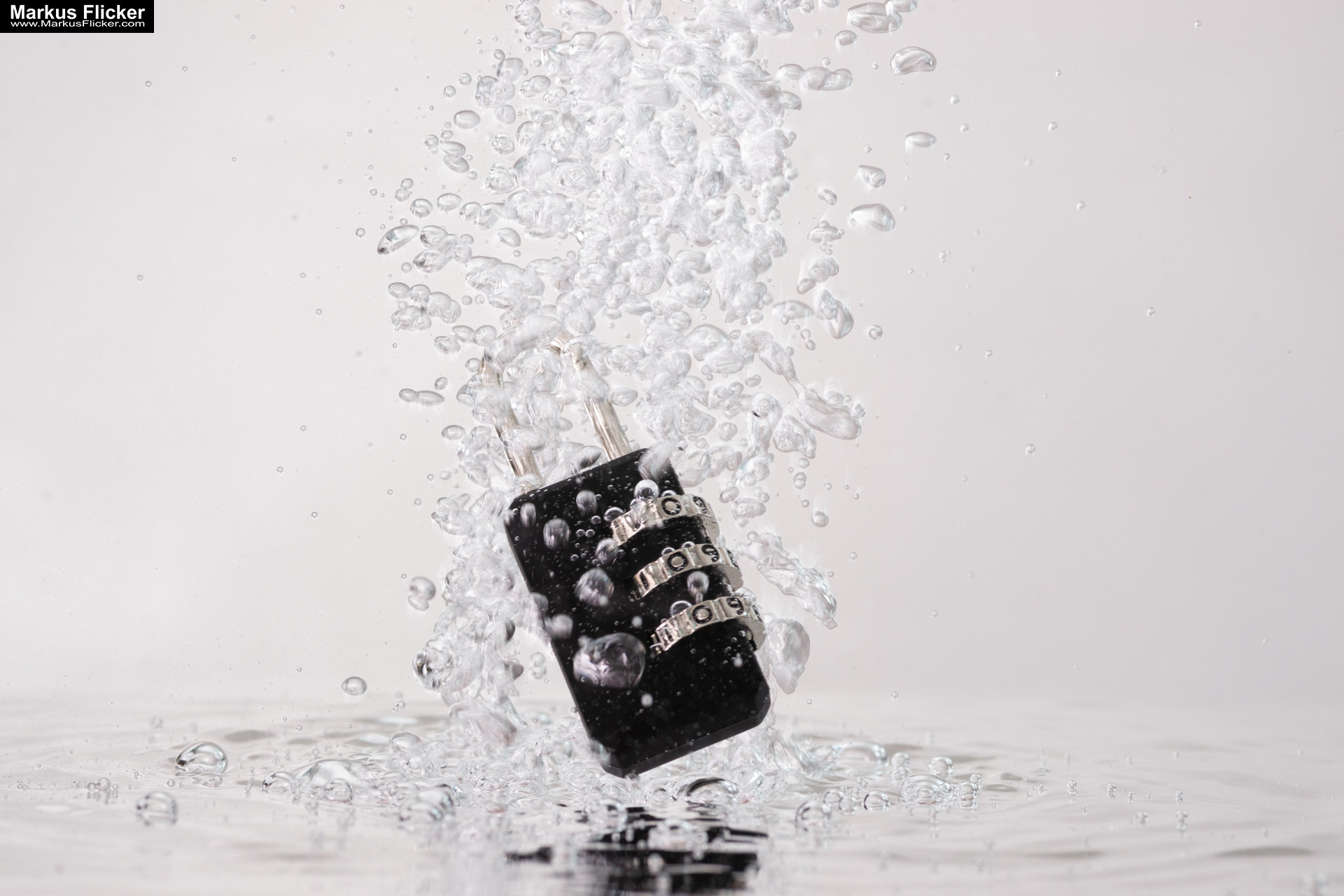 Produktfoto Fotografie Water Splash Photo Shoot Product Photography Produktfoto Werbefoto Gegenstände, Objekte und Produkte Duschgel Engergy Drink Früchte Obst Kiwi Himbeere