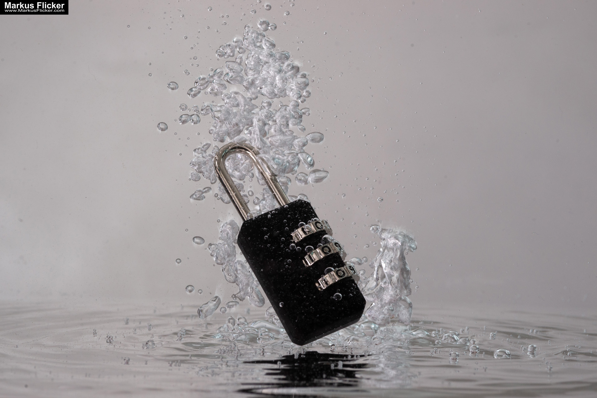 Produktfoto Fotografie Water Splash Photo Shoot Product Photography Produktfoto Werbefoto Gegenstände, Objekte und Produkte Duschgel Engergy Drink Früchte Obst Kiwi Himbeere