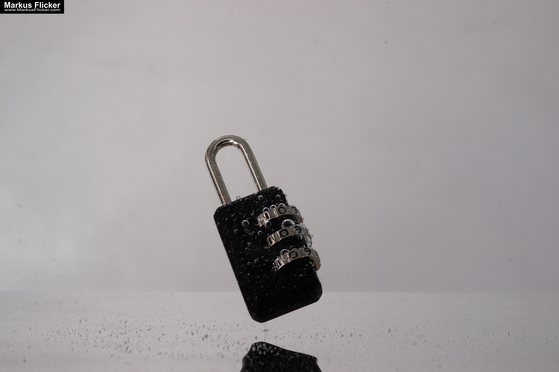 Produktfoto Fotografie Water Splash Photo Shoot Product Photography Produktfoto Werbefoto Gegenstände, Objekte und Produkte Duschgel Engergy Drink Früchte Obst Kiwi Himbeere