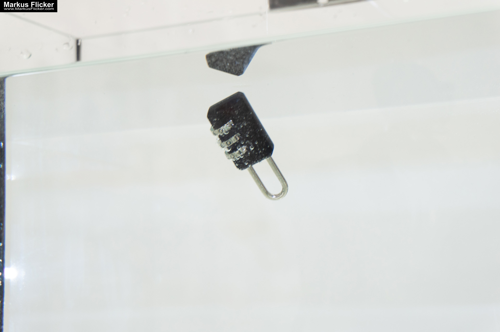 Produktfoto Fotografie Water Splash Photo Shoot Product Photography Produktfoto Werbefoto Gegenstände, Objekte und Produkte Duschgel Engergy Drink Früchte Obst Kiwi Himbeere