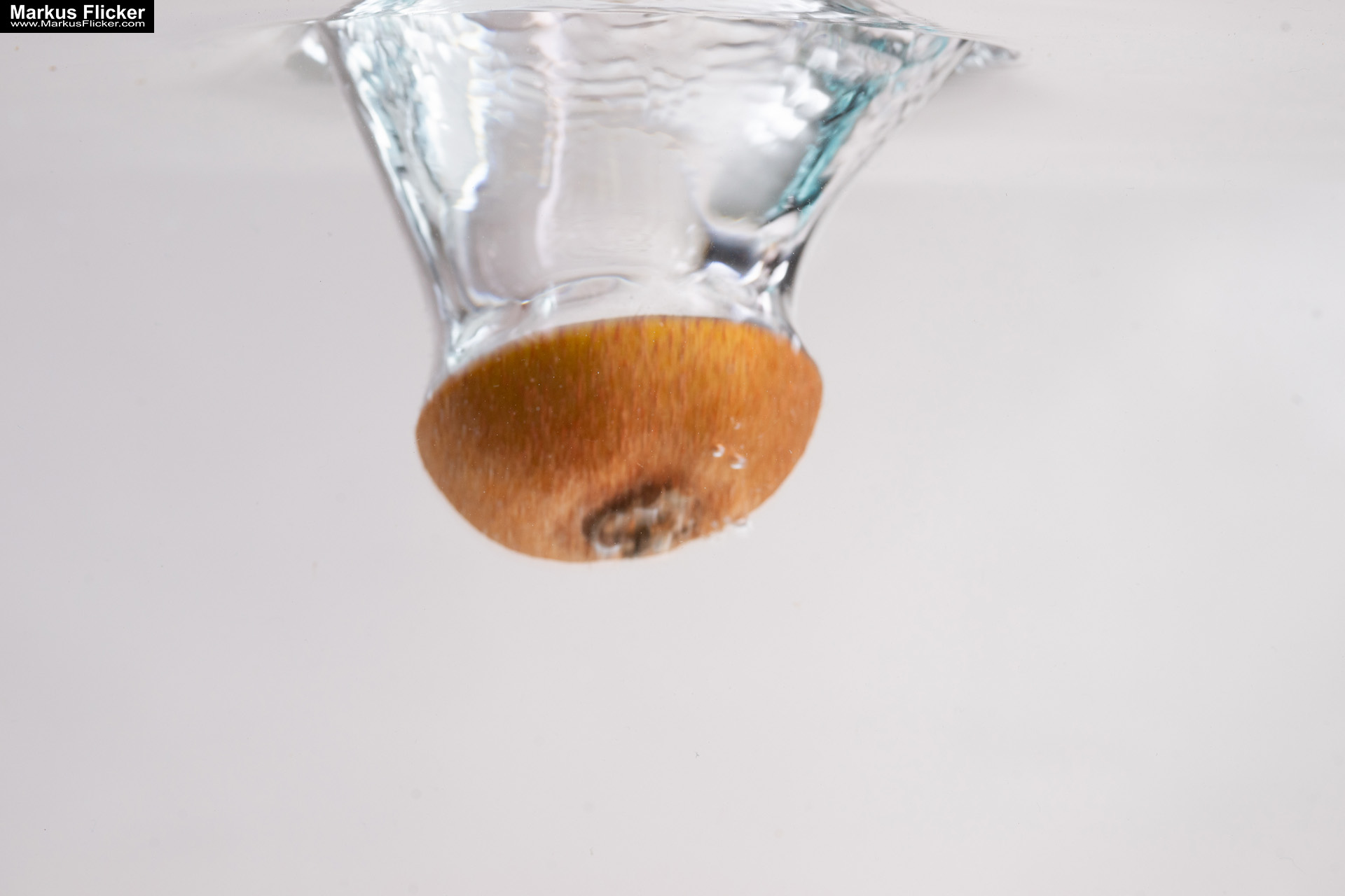 Produktfoto Fotografie Water Splash Photo Shoot Product Photography Produktfoto Werbefoto Gegenstände, Objekte und Produkte Duschgel Engergy Drink Früchte Obst Kiwi Himbeere