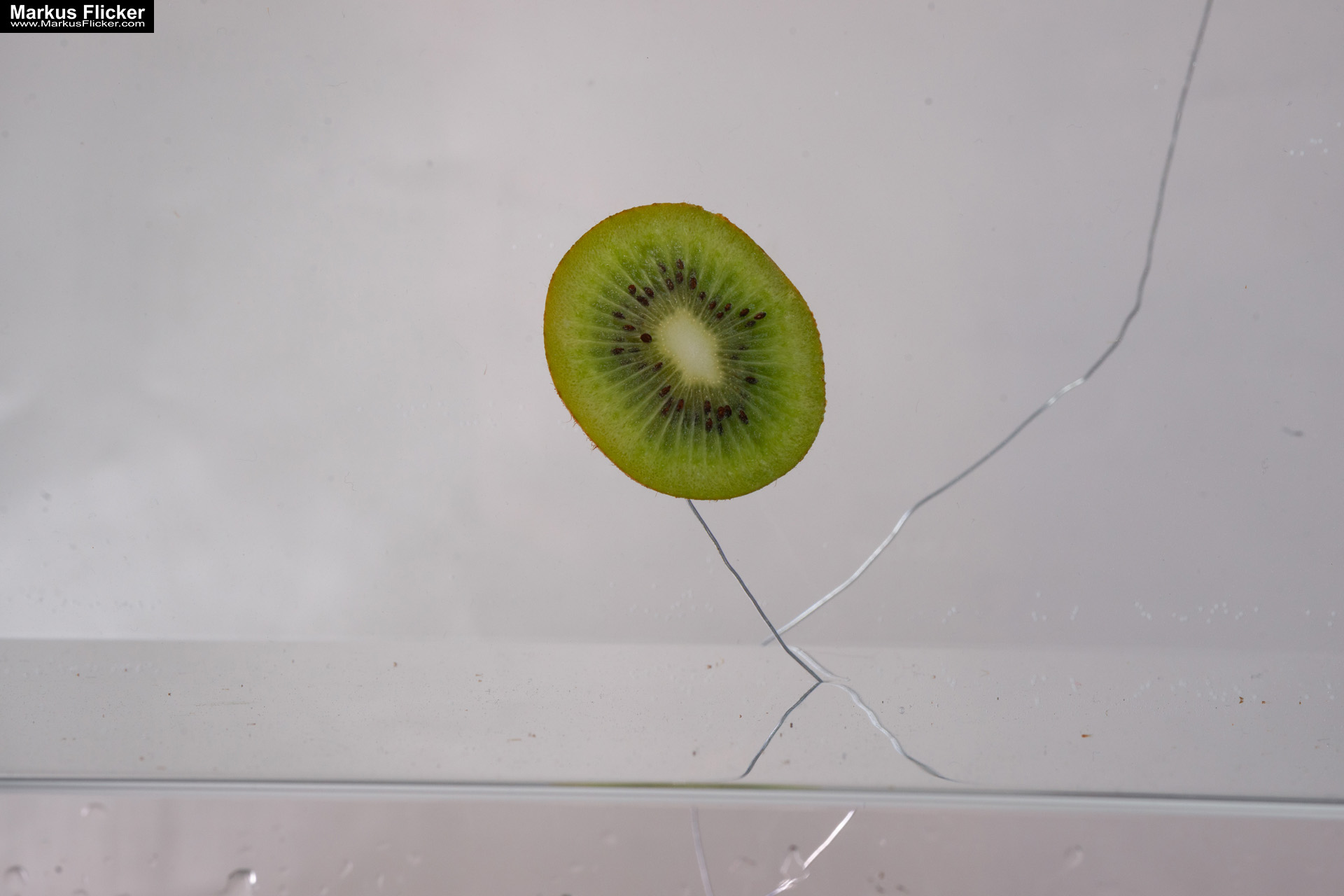 Produktfoto Fotografie Water Splash Photo Shoot Product Photography Produktfoto Werbefoto Gegenstände, Objekte und Produkte Duschgel Engergy Drink Früchte Obst Kiwi Himbeere