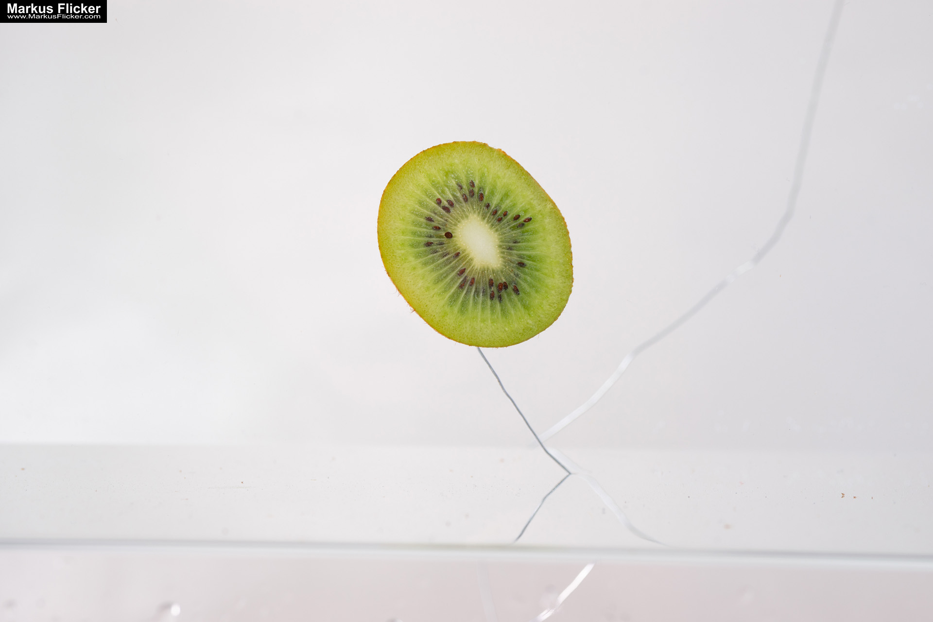 Produktfoto Fotografie Water Splash Photo Shoot Product Photography Produktfoto Werbefoto Gegenstände, Objekte und Produkte Duschgel Engergy Drink Früchte Obst Kiwi Himbeere