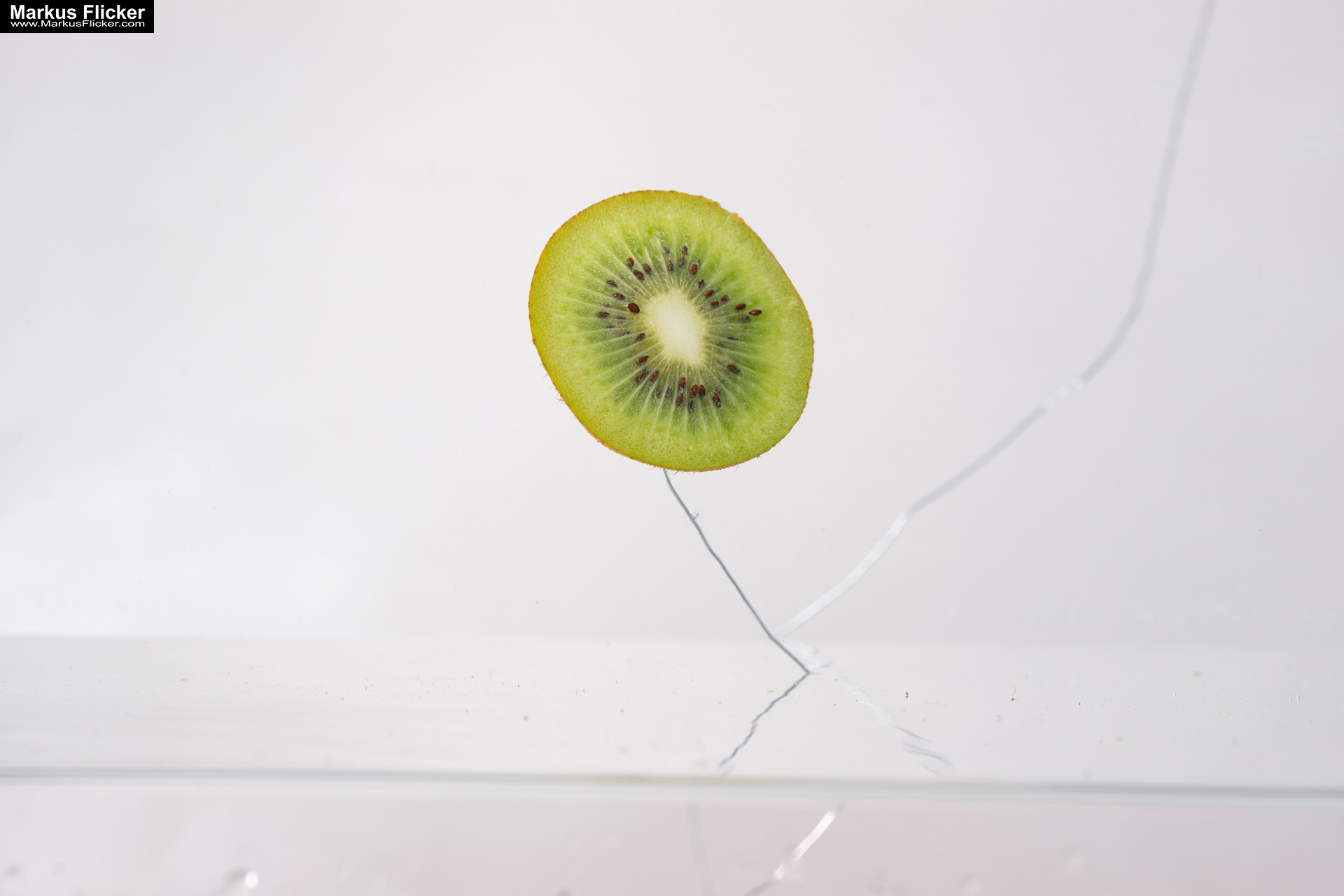 Produktfoto Fotografie Water Splash Photo Shoot Product Photography Produktfoto Werbefoto Gegenstände, Objekte und Produkte Duschgel Engergy Drink Früchte Obst Kiwi Himbeere