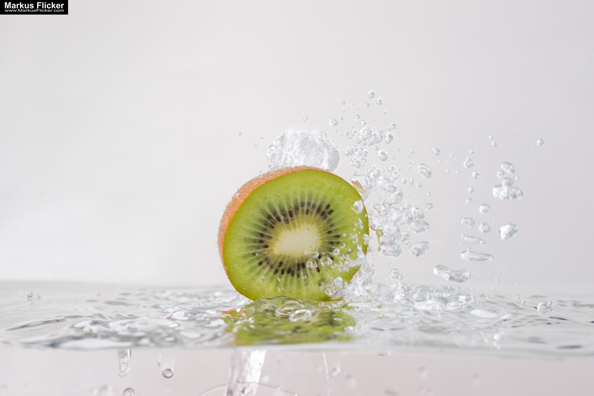 Produktfoto Fotografie Water Splash Photo Shoot Product Photography Produktfoto Werbefoto Gegenstände, Objekte und Produkte Duschgel Engergy Drink Früchte Obst Kiwi Himbeere